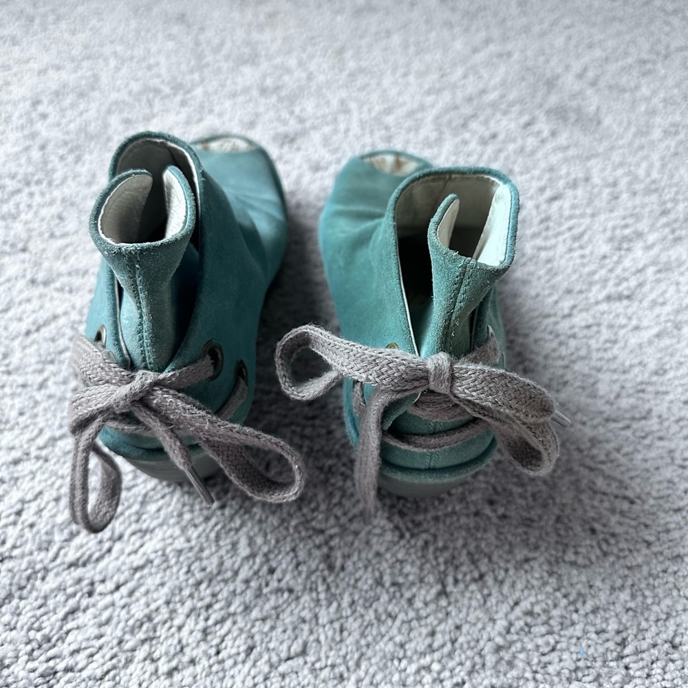 🌻Fly London Yama Pale Green Size 39 Discontinued color. Gently Used🌻